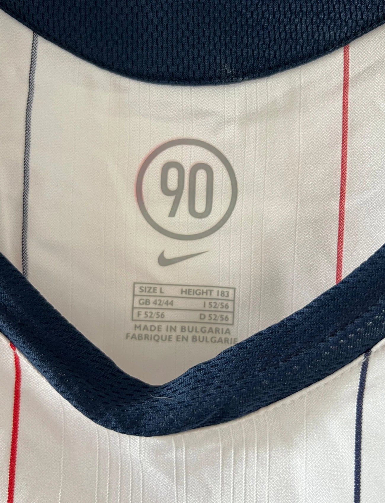 Maillot de foot vintage extérieur blanc du PSG de la saison 2005/2006. On peut retrouver l'équipementier Nike et le sponsor Thomson. Il s'agit d'un maillot authentique d'époque issu du stock pro du club.