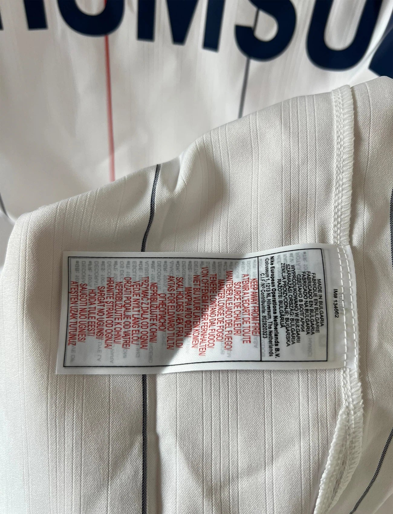 Maillot de foot vintage extérieur blanc du PSG de la saison 2005/2006. On peut retrouver l'équipementier Nike et le sponsor Thomson. Il s'agit d'un maillot authentique d'époque issu du stock pro du club.
