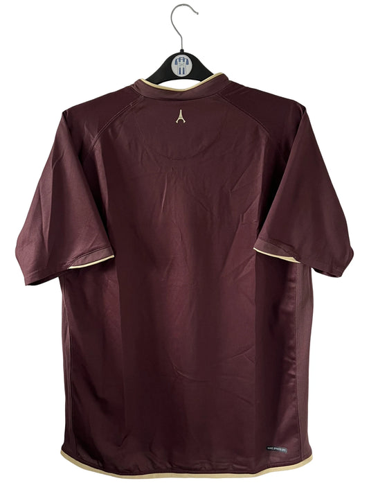 Maillot de foot vintage extérieur rouge édition Louis Vuitton du PSG de la saison 2006/2007. On peut retrouver l'équipementier Nike. Il s'agit d'un maillot authentique d'époque.