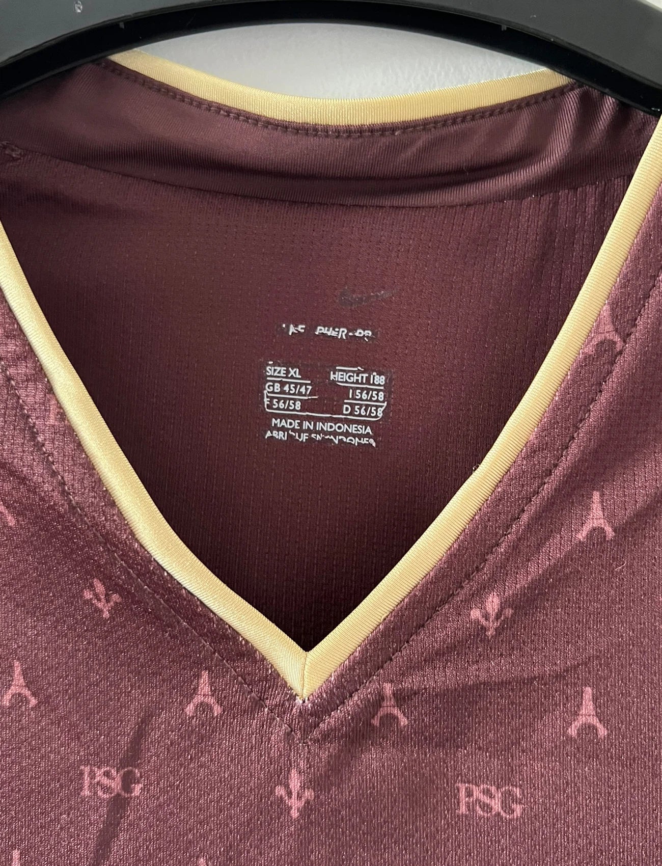 Maillot de foot vintage extérieur rouge édition Louis Vuitton du PSG de la saison 2006/2007. On peut retrouver l'équipementier Nike. Il s'agit d'un maillot authentique d'époque.