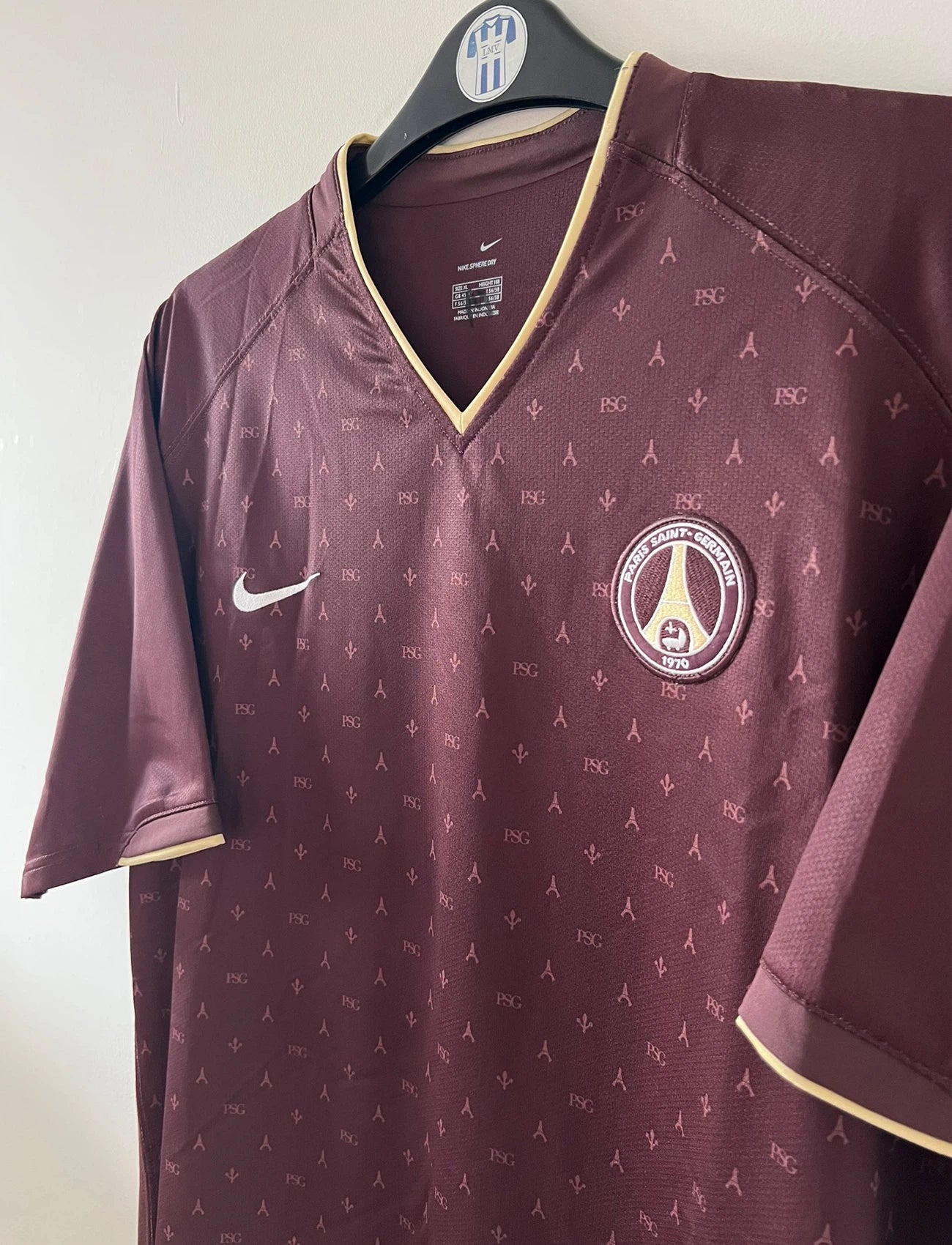 Maillot de foot vintage extérieur rouge bordeaux du PSG de la saison 2006/2007 édition Louis Vuitton. On peut retrouver l'équipementier Nike. Il s'agit d'un maillot authentique d'époque.
