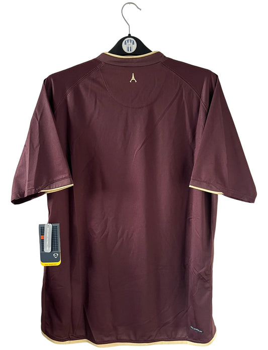Maillot de foot vintage extérieur rouge bordeaux du PSG de la saison 2006/2007 édition Louis Vuitton. On peut retrouver l'équipementier Nike. Il s'agit d'un maillot authentique d'époque.