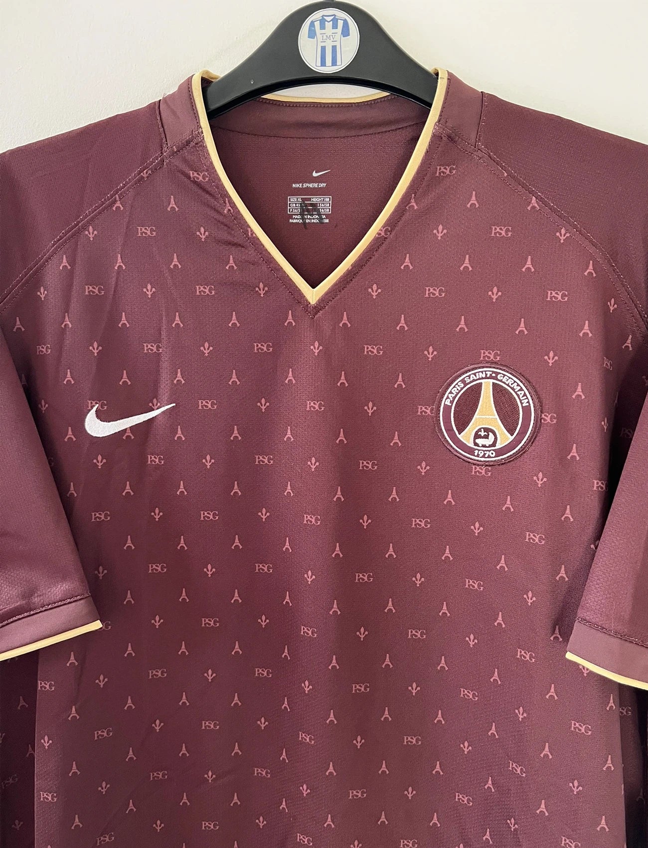Maillot de foot vintage extérieur rouge bordeaux du PSG de la saison 2006/2007 édition Louis Vuitton. On peut retrouver l'équipementier Nike. Il s'agit d'un maillot authentique d'époque.