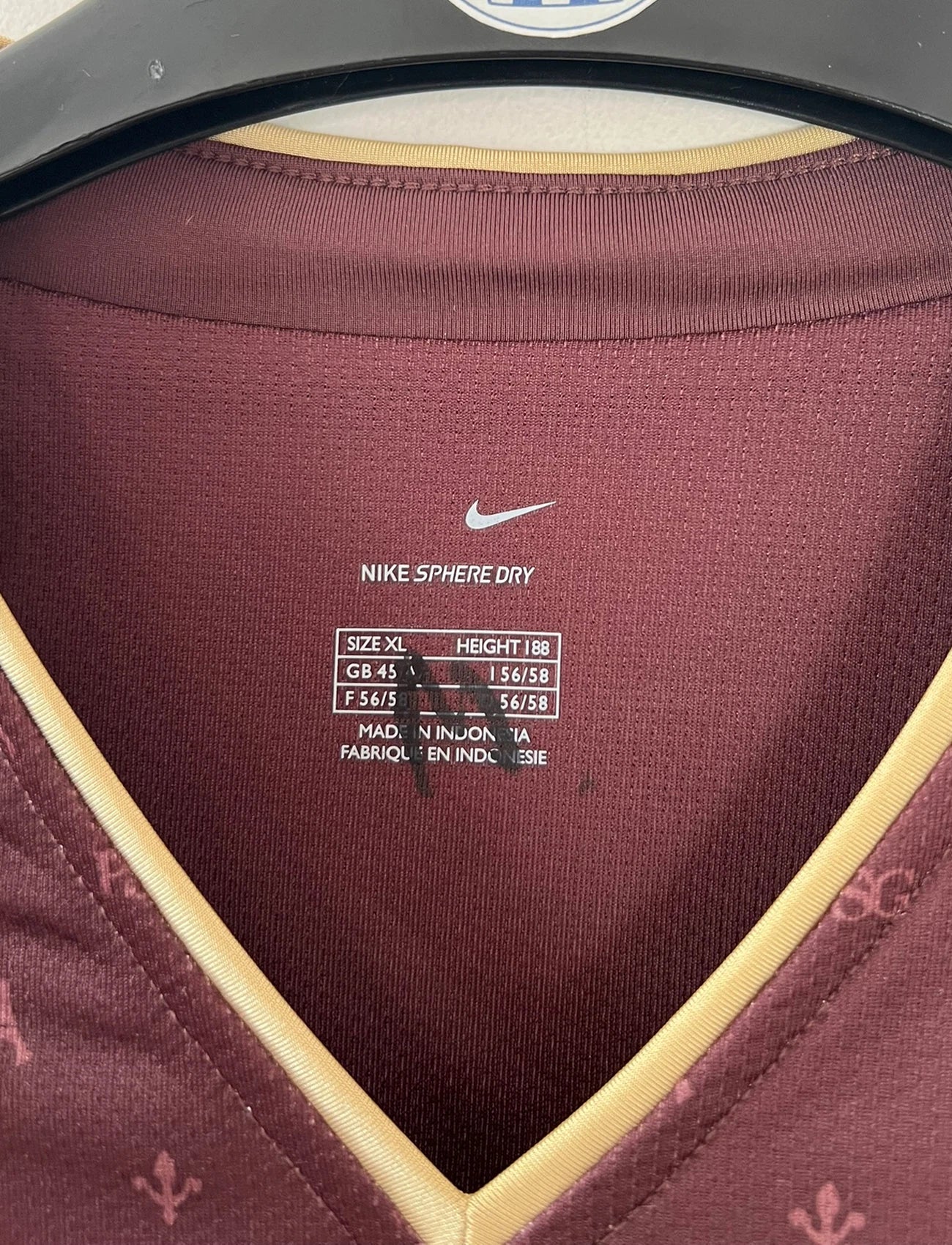 Maillot de foot vintage extérieur rouge bordeaux du PSG de la saison 2006/2007 édition Louis Vuitton. On peut retrouver l'équipementier Nike. Il s'agit d'un maillot authentique d'époque.