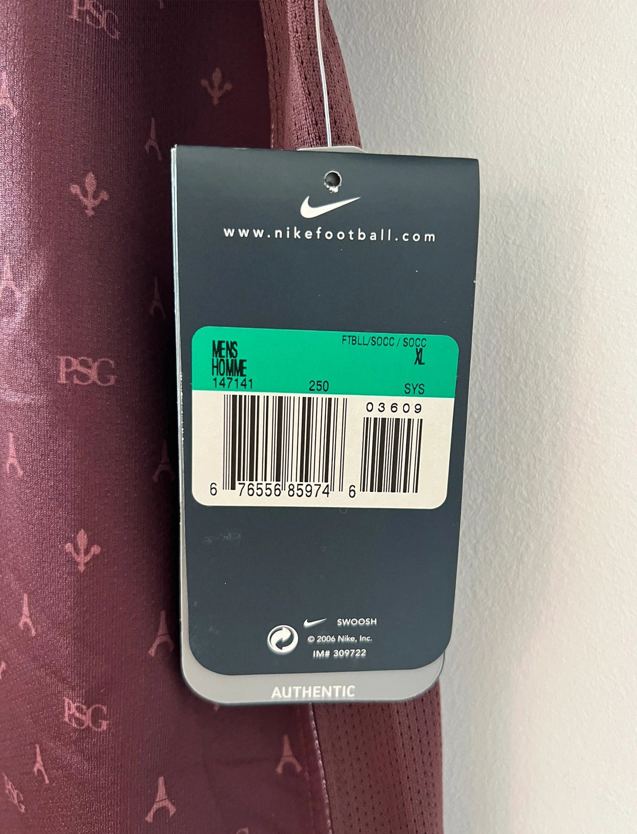Maillot de foot vintage extérieur rouge bordeaux du PSG de la saison 2006/2007 édition Louis Vuitton. On peut retrouver l'équipementier Nike. Il s'agit d'un maillot authentique d'époque.