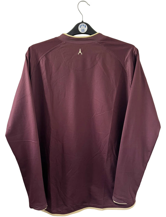 Maillot de foot vintage extérieur bordeaux du PSG de la saison 2006/2007. Il s'agit de l'édition Louis Vuitton issue du stock pro du PSG. On peut retrouver l'équipementier Nike et le sponsor Fly Emirates. Il s'agit d'un maillot authentique d'époque.