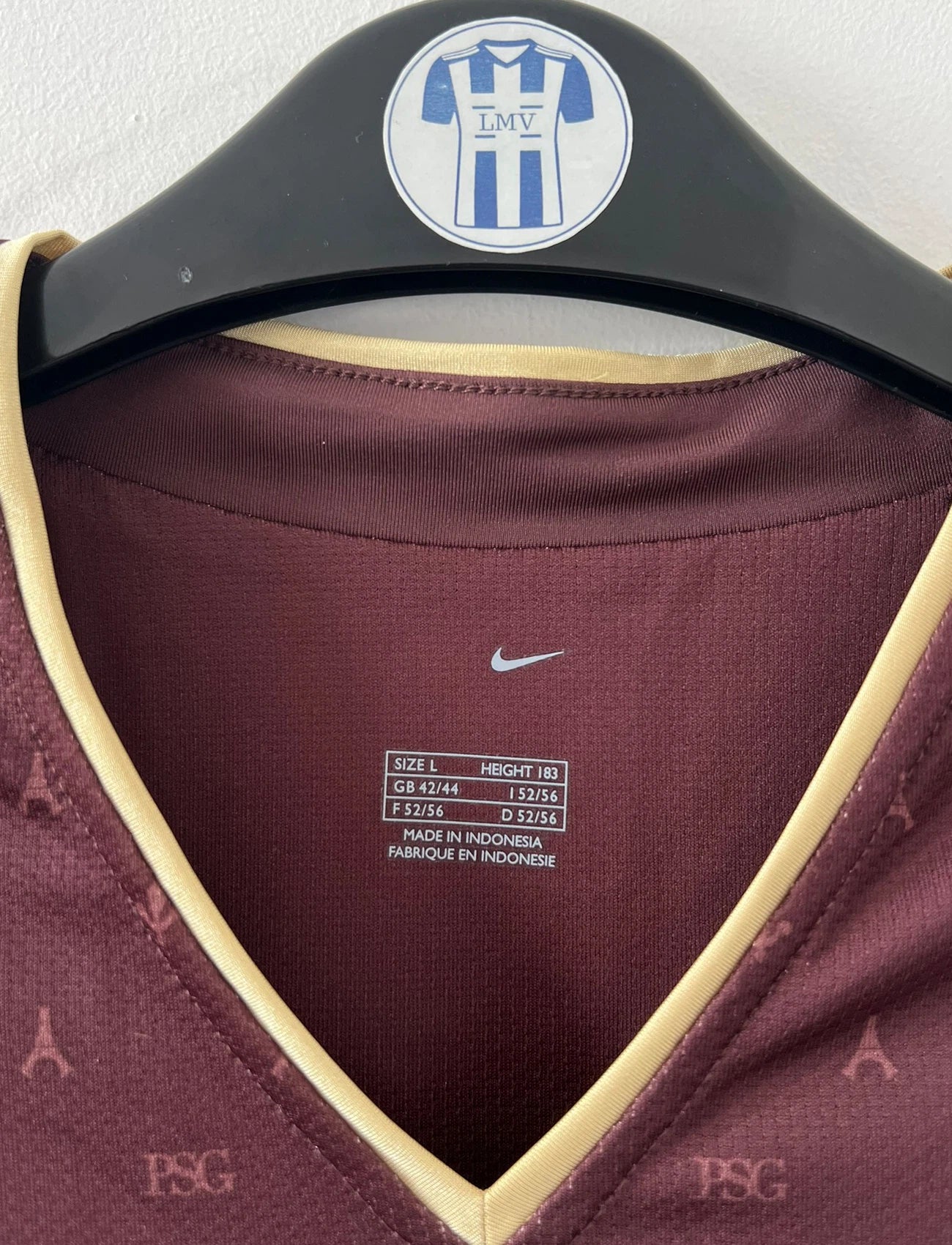 Maillot de foot vintage extérieur bordeaux du PSG de la saison 2006/2007. Il s'agit de l'édition Louis Vuitton issue du stock pro du PSG. On peut retrouver l'équipementier Nike et le sponsor Fly Emirates. Il s'agit d'un maillot authentique d'époque.
