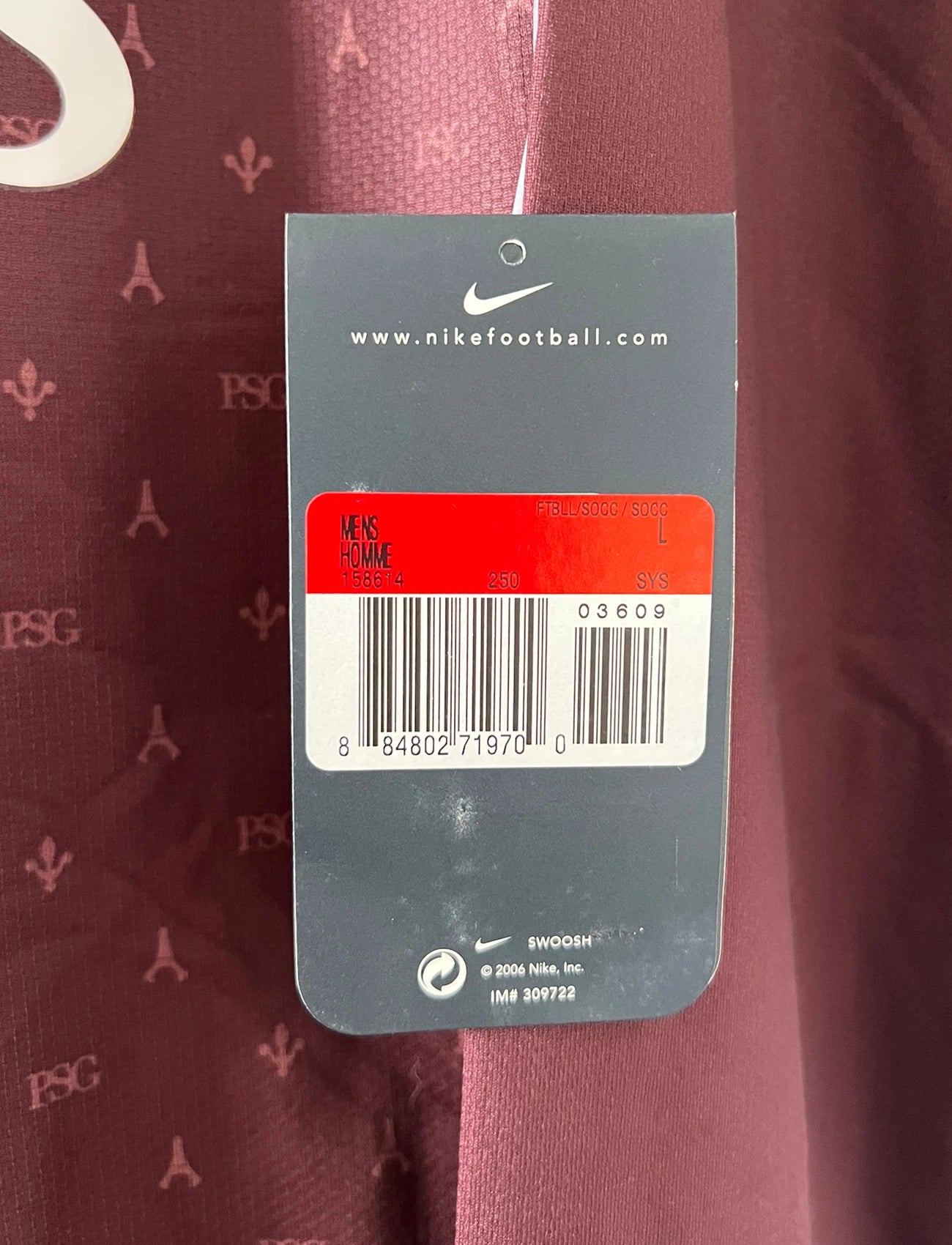 Maillot de foot vintage extérieur bordeaux du PSG de la saison 2006/2007. Il s'agit de l'édition Louis Vuitton issue du stock pro du PSG. On peut retrouver l'équipementier Nike et le sponsor Fly Emirates. Il s'agit d'un maillot authentique d'époque.