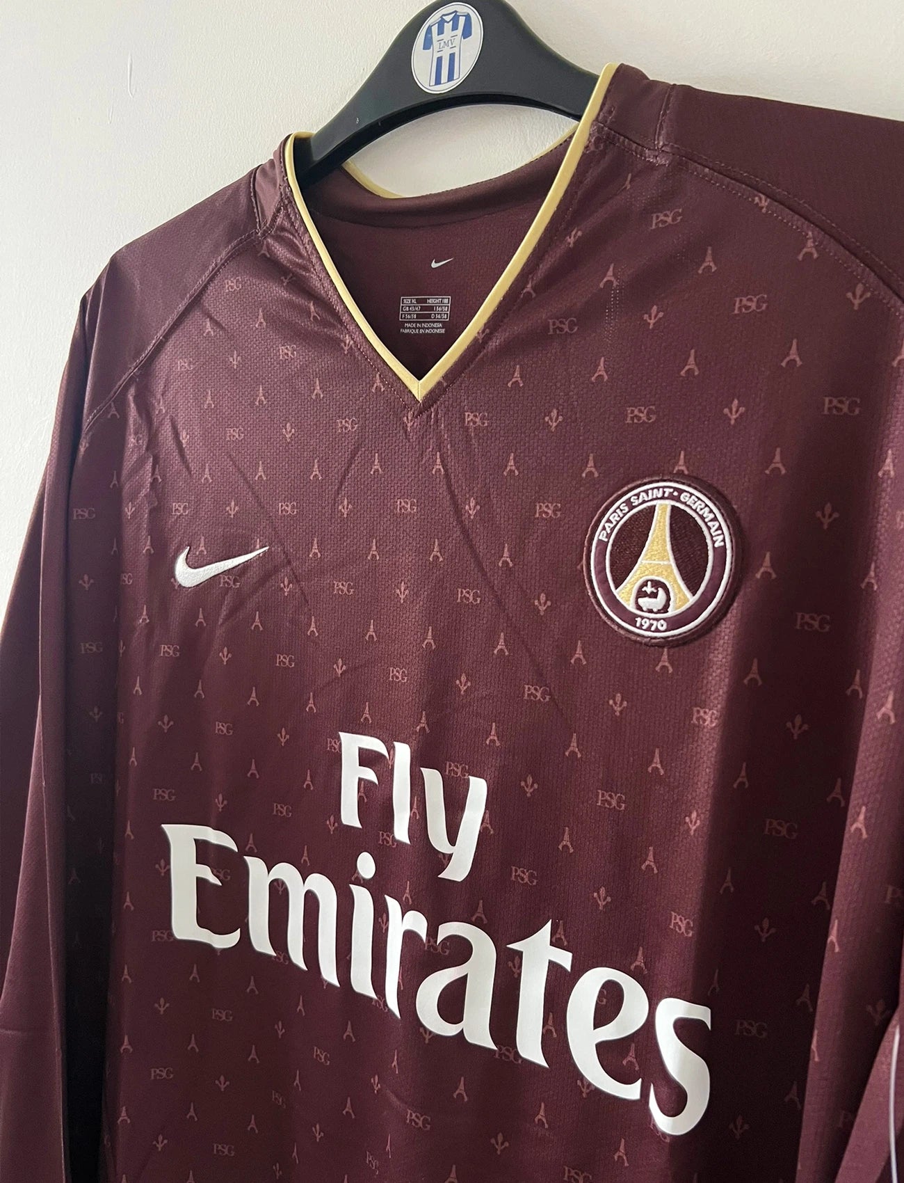 Maillot de foot vintage extérieur bordeaux du PSG de la saison 2006/2007. Il s'agit de l'édition Louis Vuitton issue du stock pro du PSG. On peut retrouver l'équipementier Nike et le sponsor Fly Emirates. Il s'agit d'un maillot authentique d'époque.