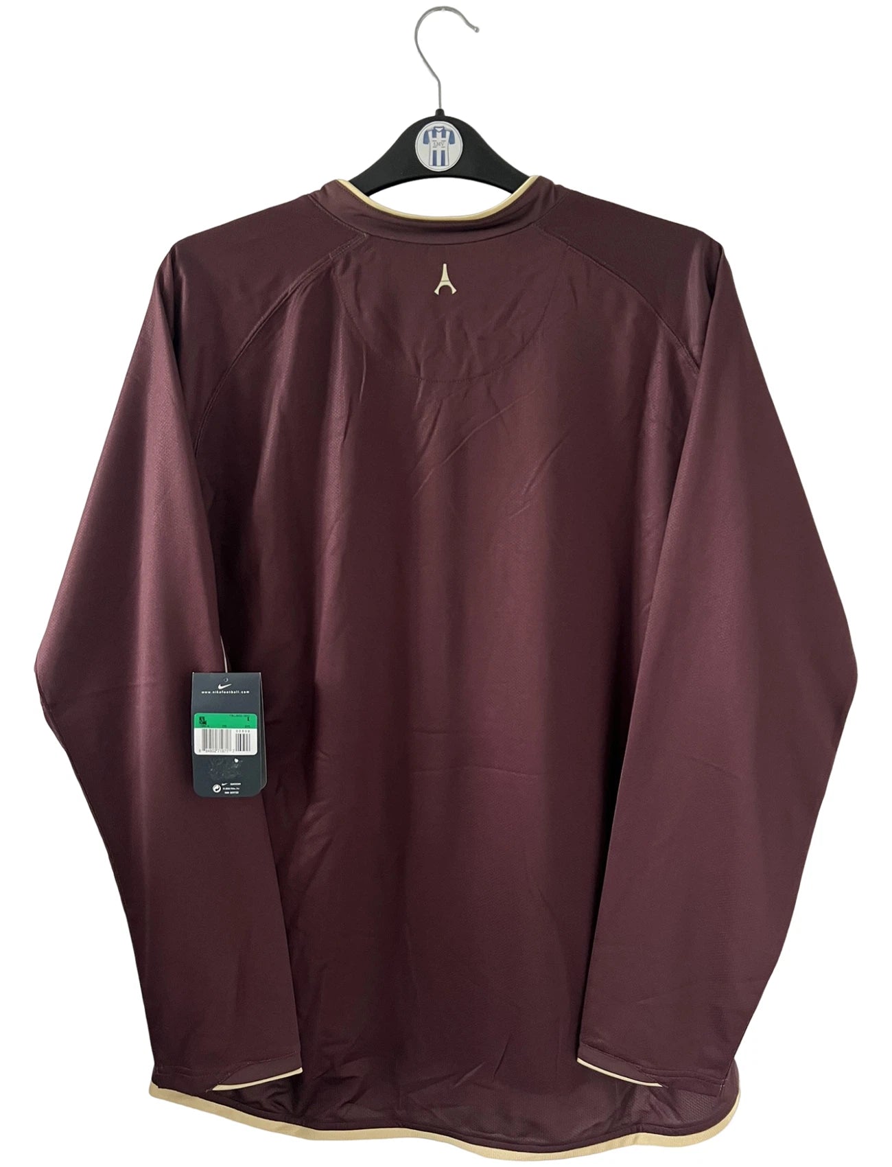 Maillot de foot vintage extérieur bordeaux du PSG de la saison 2006/2007. Il s'agit de l'édition Louis Vuitton issue du stock pro du PSG. On peut retrouver l'équipementier Nike et le sponsor Fly Emirates. Il s'agit d'un maillot authentique d'époque.