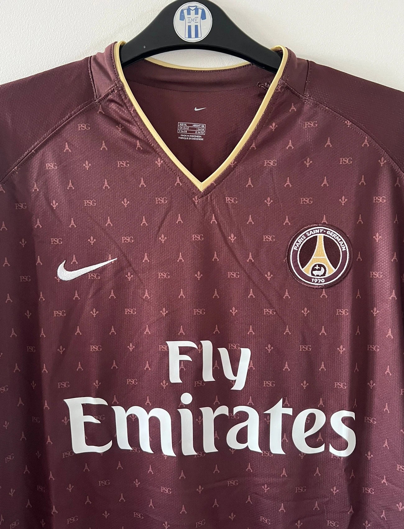 Maillot de foot vintage extérieur bordeaux du PSG de la saison 2006/2007. Il s'agit de l'édition Louis Vuitton issue du stock pro du PSG. On peut retrouver l'équipementier Nike et le sponsor Fly Emirates. Il s'agit d'un maillot authentique d'époque.