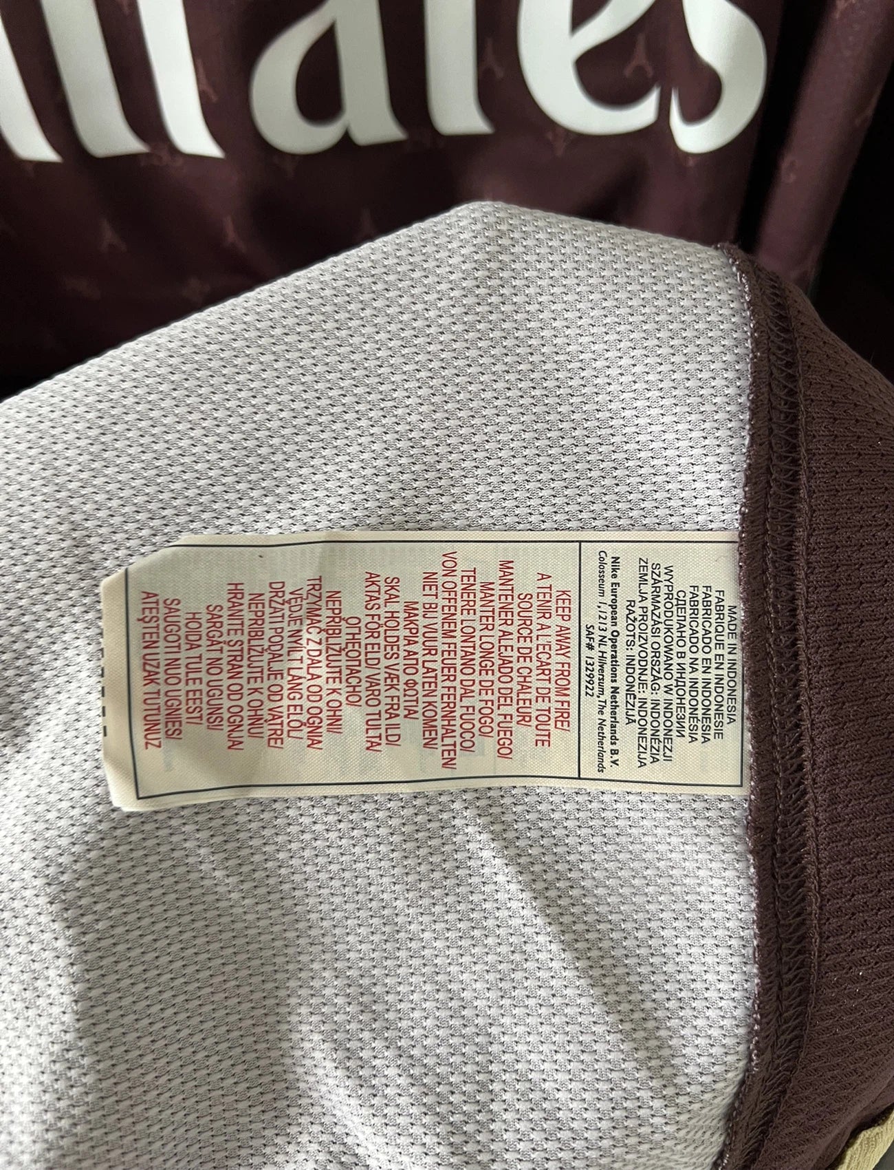 Maillot de foot vintage extérieur bordeaux du PSG de la saison 2006/2007. Il s'agit de l'édition Louis Vuitton issue du stock pro du PSG. On peut retrouver l'équipementier Nike et le sponsor Fly Emirates. Il s'agit d'un maillot authentique d'époque.