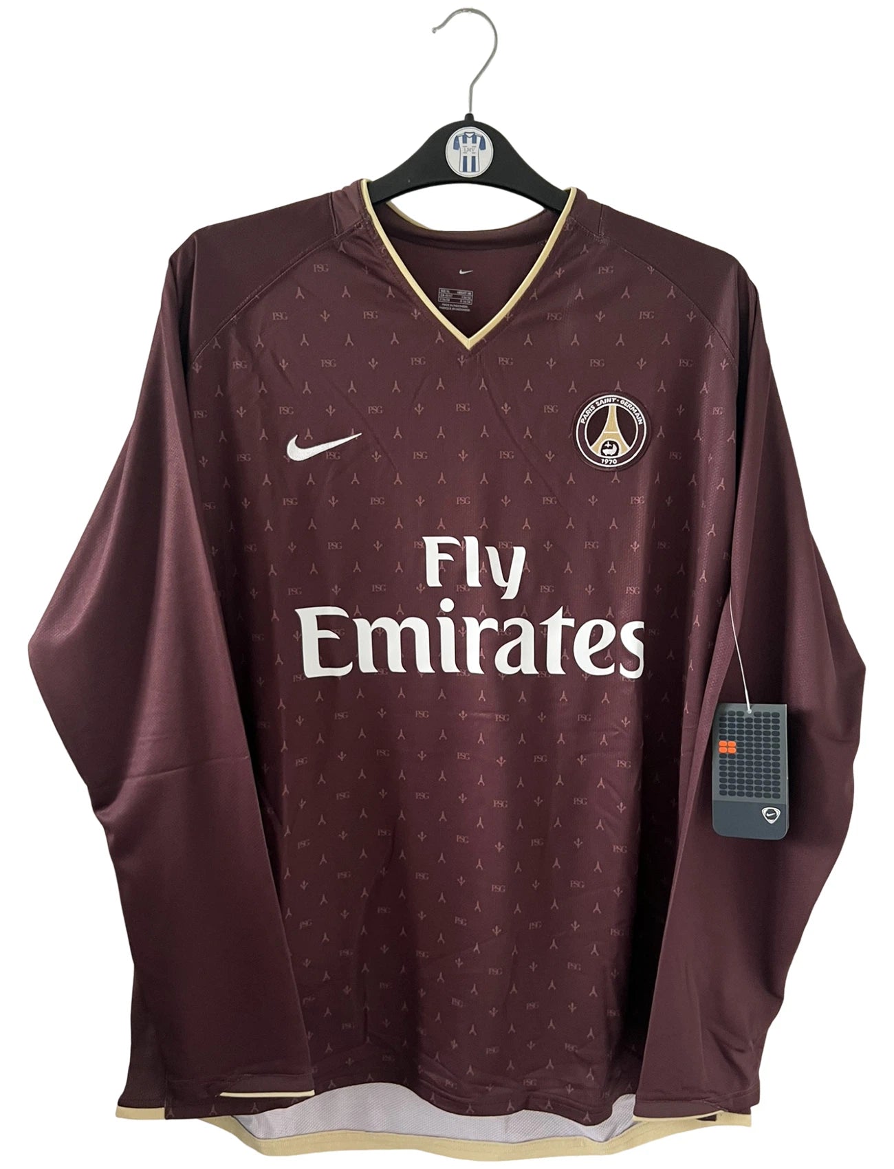 Maillot de foot vintage extérieur bordeaux du PSG de la saison 2006/2007. Il s'agit de l'édition Louis Vuitton issue du stock pro du PSG. On peut retrouver l'équipementier Nike et le sponsor Fly Emirates. Il s'agit d'un maillot authentique d'époque.