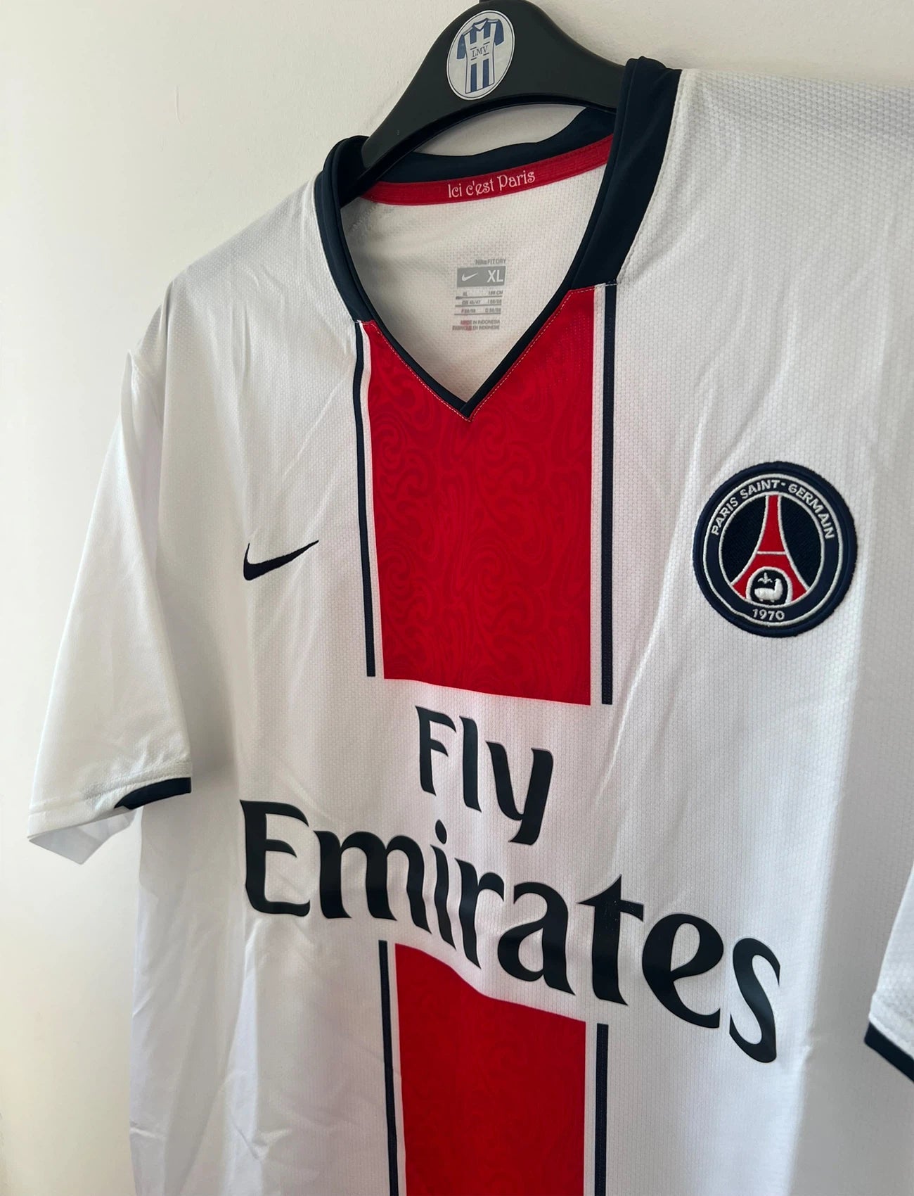 Maillot de foot vintage extérieur blanc et rouge du PSG de la saison 2007/2008. On peut retrouver l'équipementier Nike et le sponsor Fly Emirates. Il s'agit d'un maillot authentique d'époque.