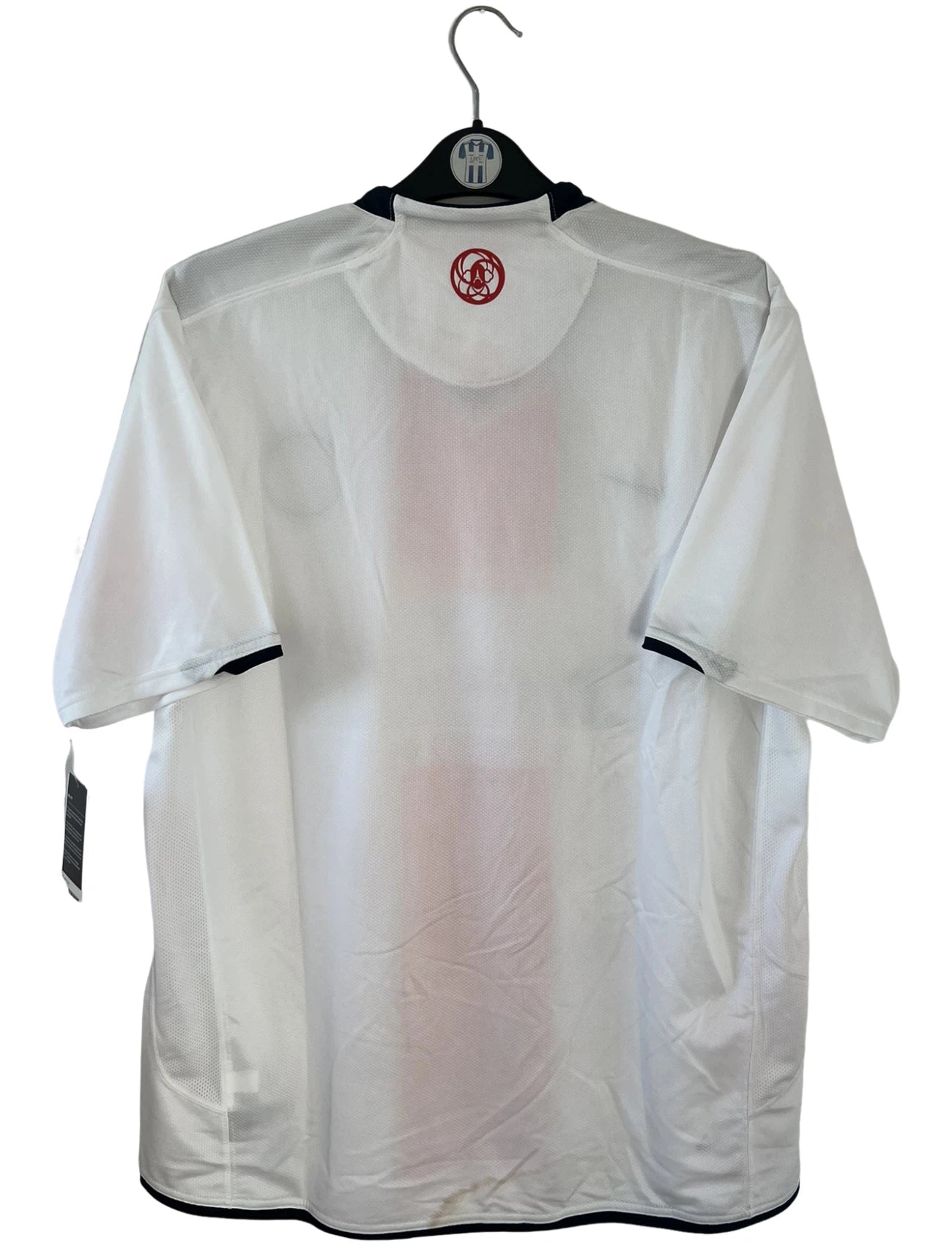 Maillot de foot vintage extérieur blanc et rouge du PSG de la saison 2007/2008. On peut retrouver l'équipementier Nike et le sponsor Fly Emirates. Il s'agit d'un maillot authentique d'époque.