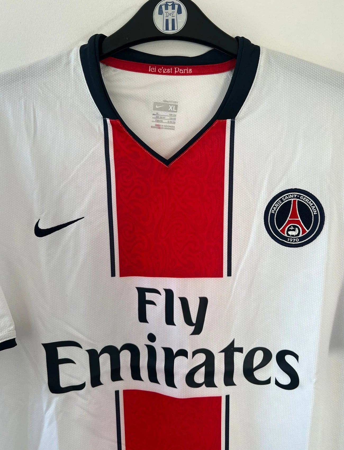 Maillot de foot vintage extérieur blanc et rouge du PSG de la saison 2007/2008. On peut retrouver l'équipementier Nike et le sponsor Fly Emirates. Il s'agit d'un maillot authentique d'époque.