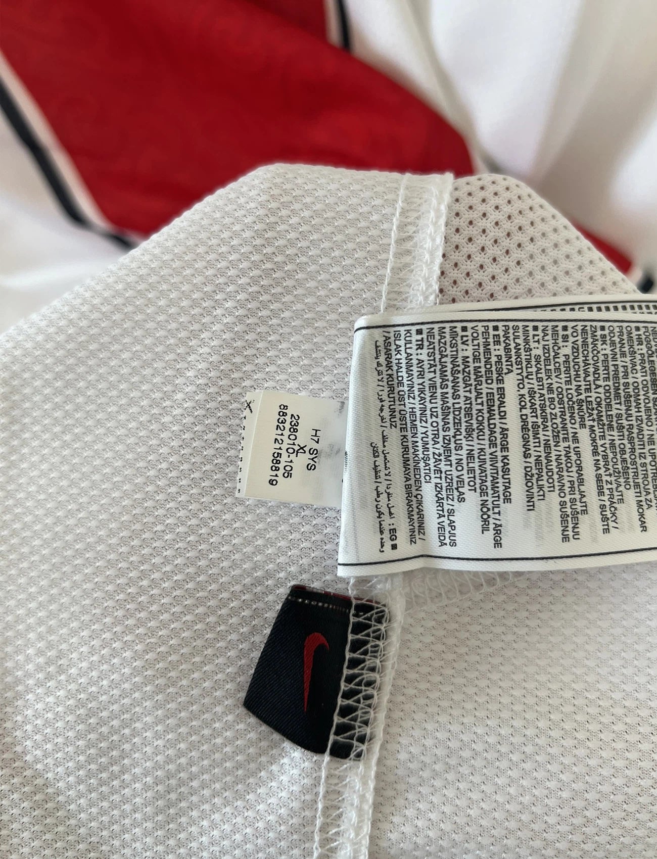 Maillot de foot vintage extérieur blanc et rouge du PSG de la saison 2007/2008. On peut retrouver l'équipementier Nike et le sponsor Fly Emirates. Il s'agit d'un maillot authentique d'époque.