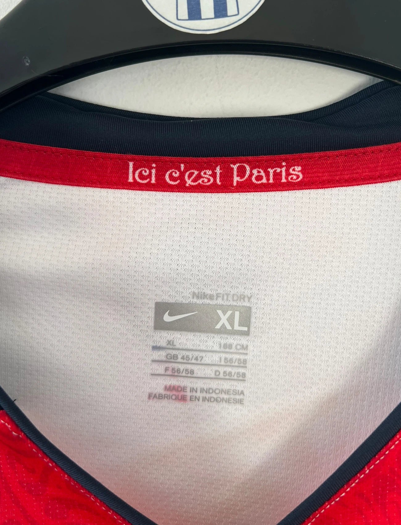 Maillot de foot vintage extérieur blanc et rouge du PSG de la saison 2007/2008. On peut retrouver l'équipementier Nike et le sponsor Fly Emirates. Il s'agit d'un maillot authentique d'époque.