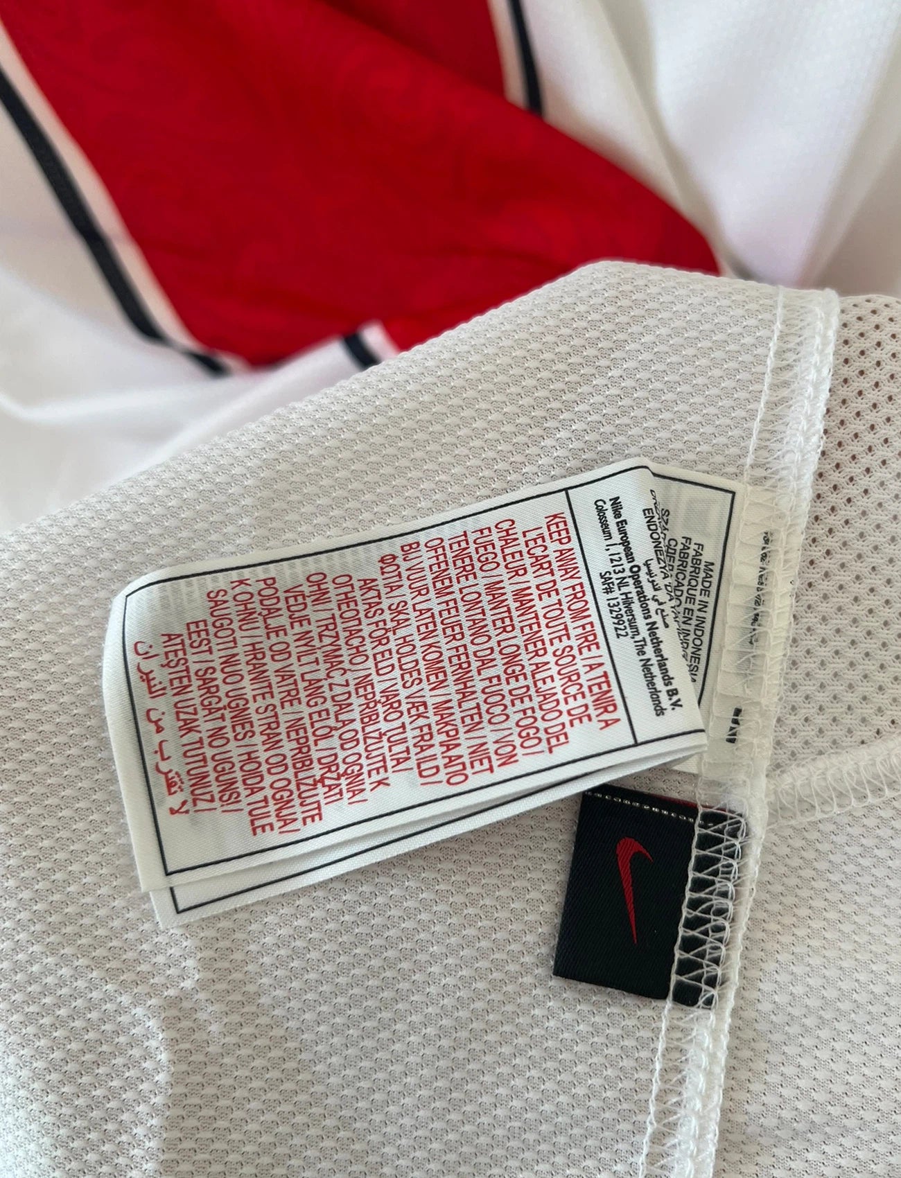 Maillot de foot vintage extérieur blanc et rouge du PSG de la saison 2007/2008. On peut retrouver l'équipementier Nike et le sponsor Fly Emirates. Il s'agit d'un maillot authentique d'époque.
