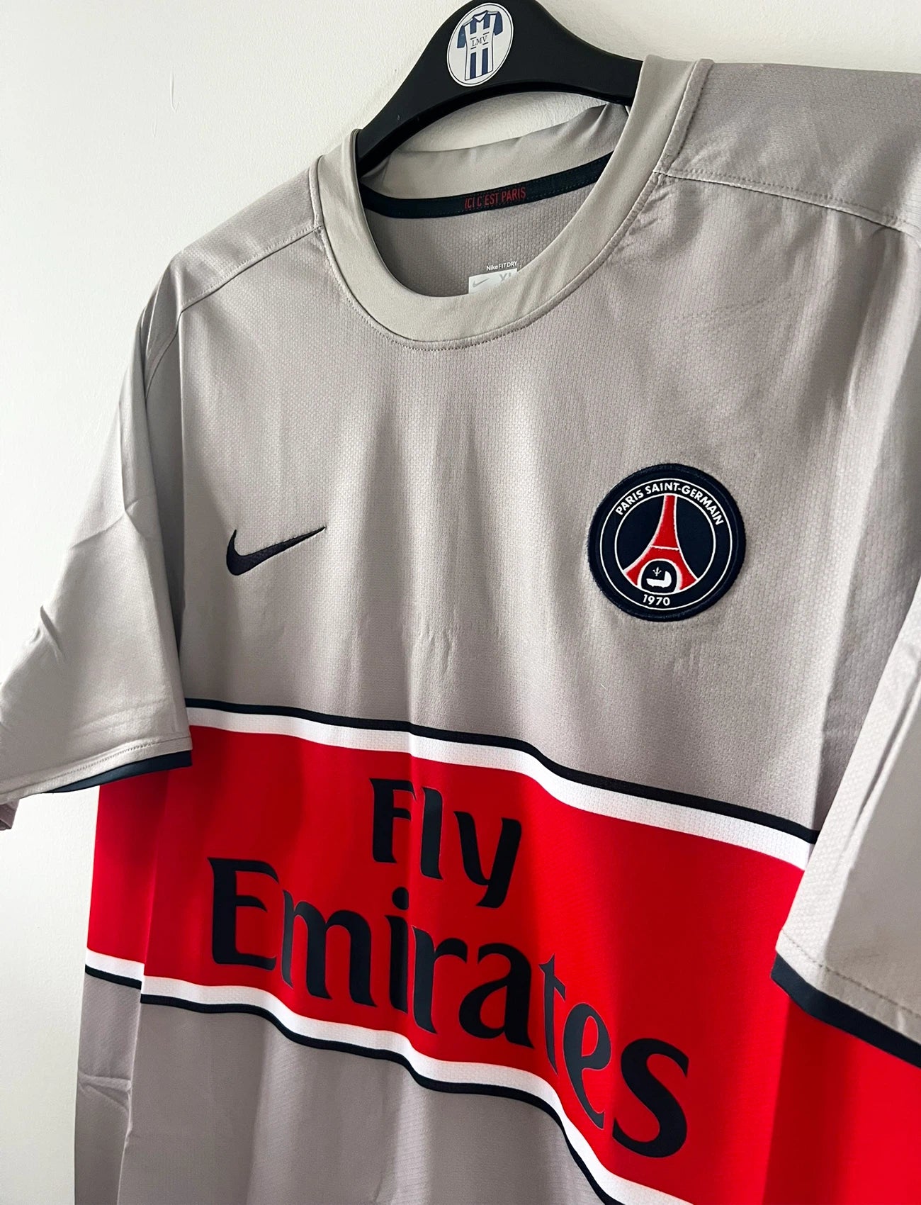 Maillot de foot vintage extérieur gris du PSG de la saison 2008/2009. On peut retrouver l'équipementier Nike et le sponsor Fly Emirates. Il s'agit d'un maillot authentique d'époque.