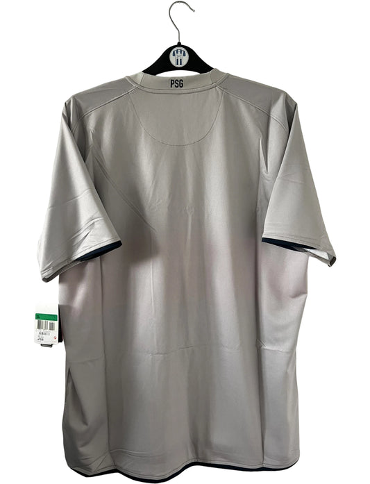 Maillot de foot vintage extérieur gris du PSG de la saison 2008/2009. On peut retrouver l'équipementier Nike et le sponsor Fly Emirates. Il s'agit d'un maillot authentique d'époque.