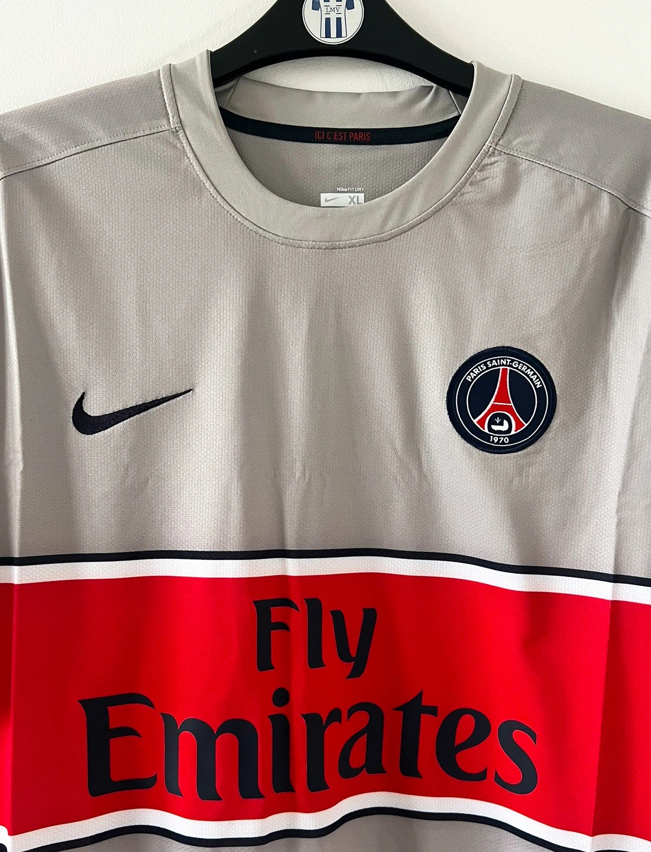 Maillot de foot vintage extérieur gris du PSG de la saison 2008/2009. On peut retrouver l'équipementier Nike et le sponsor Fly Emirates. Il s'agit d'un maillot authentique d'époque.