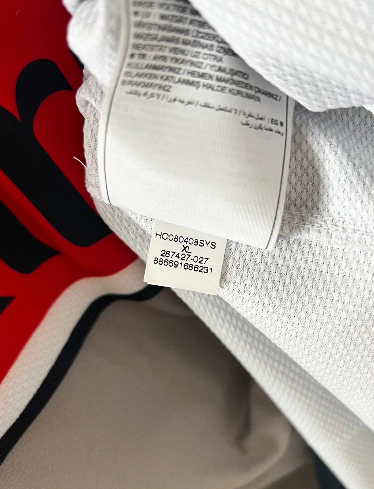 Maillot de foot vintage extérieur gris du PSG de la saison 2008/2009. On peut retrouver l'équipementier Nike et le sponsor Fly Emirates. Il s'agit d'un maillot authentique d'époque.