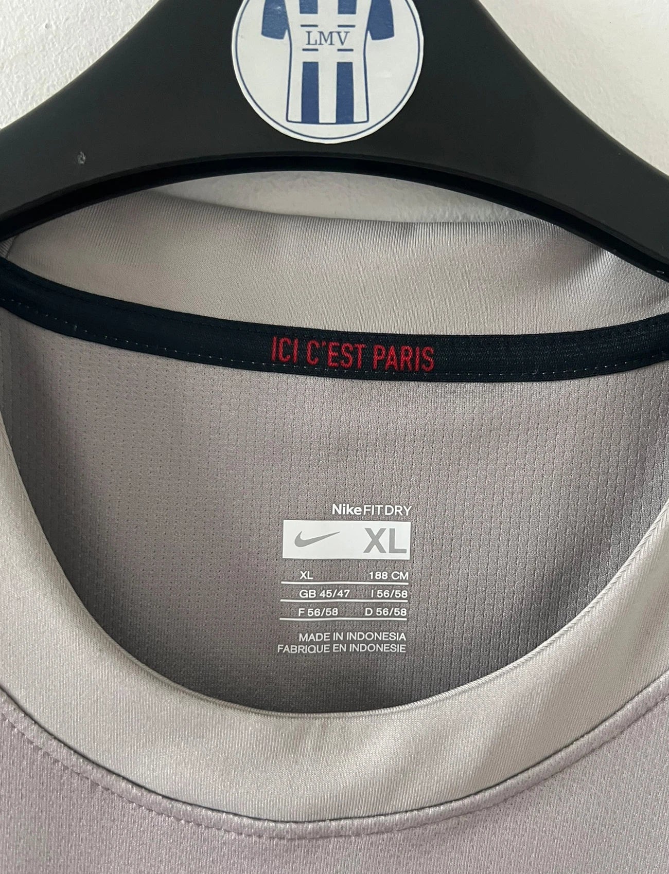 Maillot de foot vintage extérieur gris du PSG de la saison 2008/2009. On peut retrouver l'équipementier Nike et le sponsor Fly Emirates. Il s'agit d'un maillot authentique d'époque.