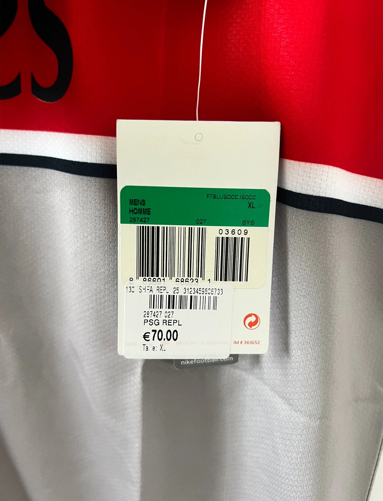 Maillot de foot vintage extérieur gris du PSG de la saison 2008/2009. On peut retrouver l'équipementier Nike et le sponsor Fly Emirates. Il s'agit d'un maillot authentique d'époque.