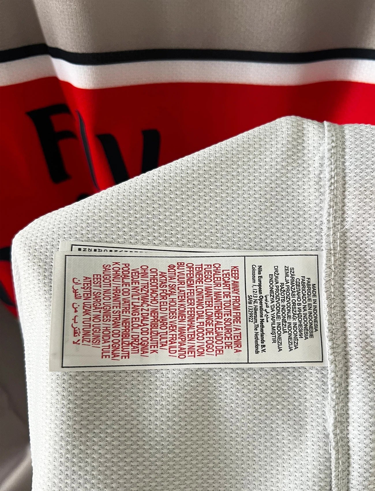 Maillot de foot vintage extérieur gris du PSG de la saison 2008/2009. On peut retrouver l'équipementier Nike et le sponsor Fly Emirates. Il s'agit d'un maillot authentique d'époque.