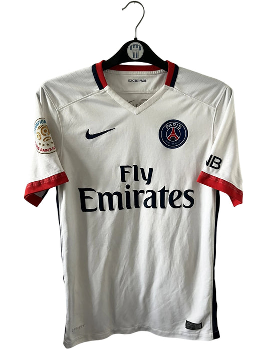 Maillot de foot vintage extérieur blanc du PSG 2015/2016. On peut retrouver l'équipementier Nike et le sponsor Fly Emirates. Le maillot est floqué du numéro 11 Di Maria. Il s'agit d'un maillot authentique d'époque.