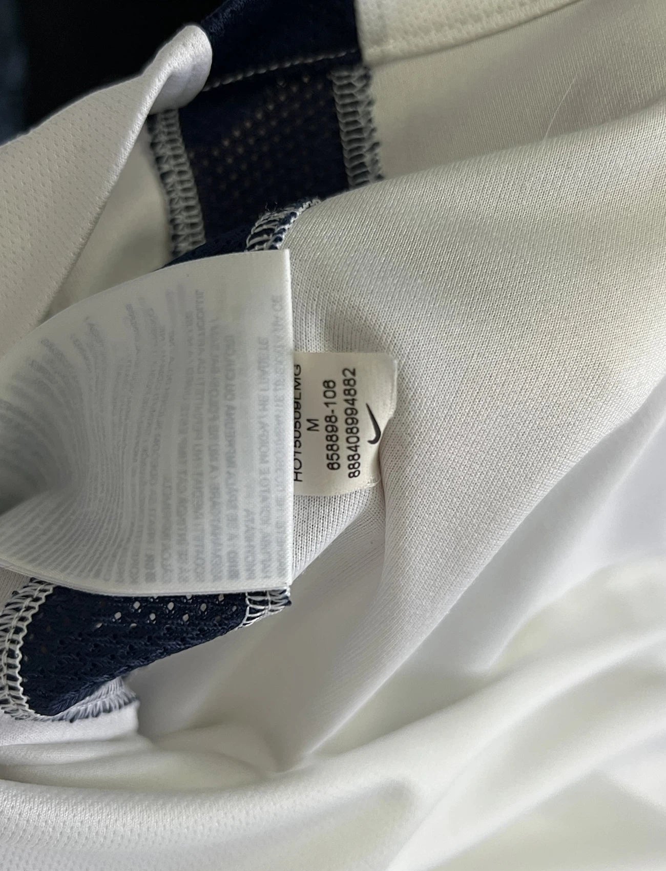 Maillot de foot vintage extérieur blanc du PSG de la saison 2015-2016. On peut retrouver l'équipementier nike et le sponsor fly emirates. Le maillot est floqué du numéro 10 Ibrahimovic. Il s'agit d'un maillot authentique d'époque comportant les numéros 88840899-106