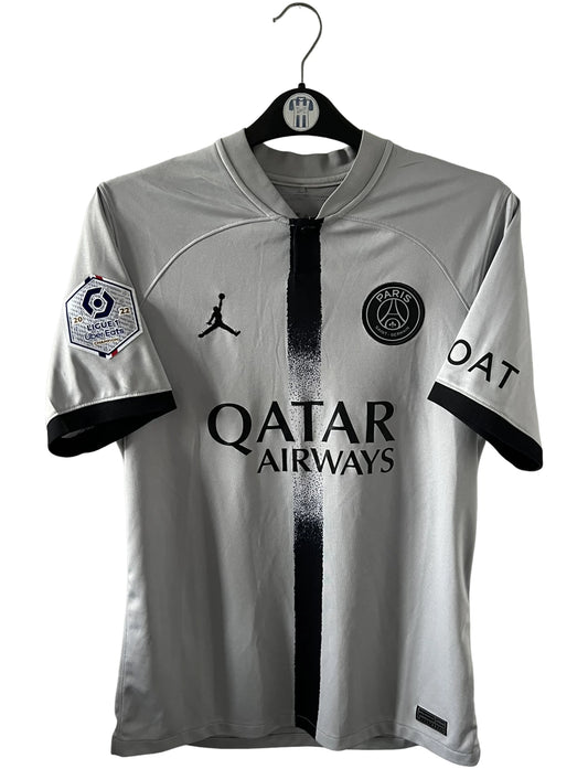 Maillot de foot vintage extérieur gris du PSG 2022/2023. On peut retrouver l'équipementier Nike Jordan et le sponsor Qatar Airways. Le maillot est floqué du numéro 10 Neymar. Il s'agit d'un maillot authentique d'époque.