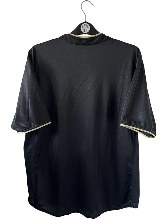 Maillot de foot vintage extérieur noir du RC Lens 2002/2003. On peut retrouver l'équipementier Nike et le sponsor Orange. Il s'agit d'un maillot authentique d'époque.