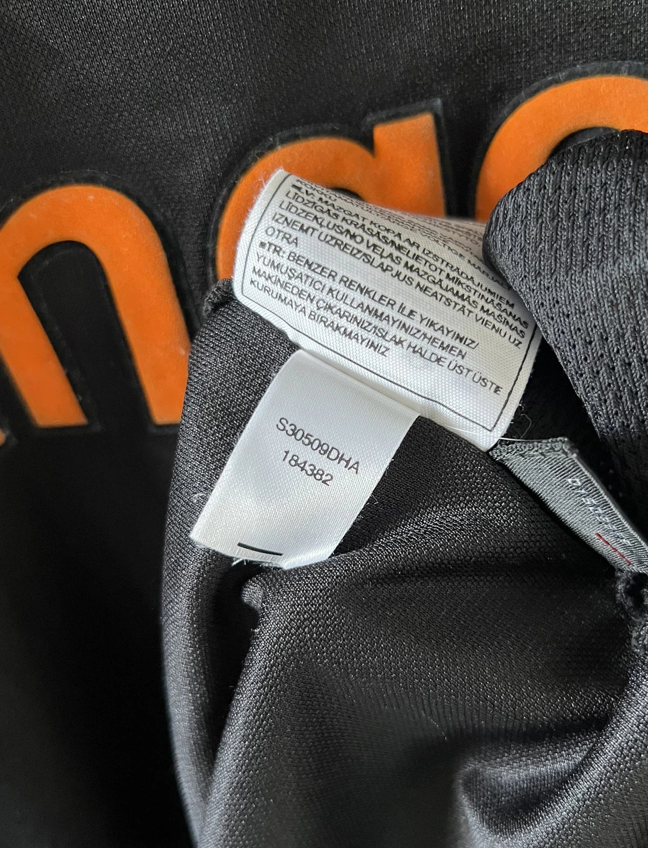 Maillot de foot vintage extérieur noir du RC Lens 2002/2003. On peut retrouver l'équipementier Nike et le sponsor Orange. Il s'agit d'un maillot authentique d'époque.