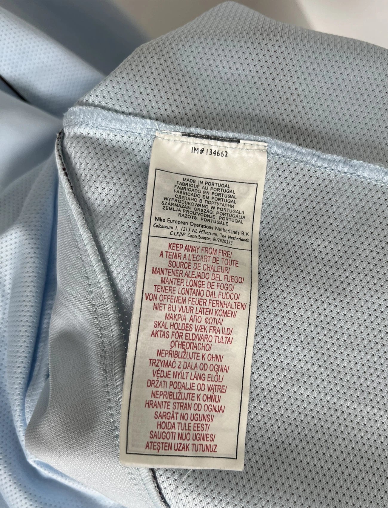 Maillot de foot vintage extérieur bleu et bordeaux du RC Lens de la saison 2004-2005. On peut retrouver l'équipementier Nike. Il s'agit d'un maillot authentique d'époque.