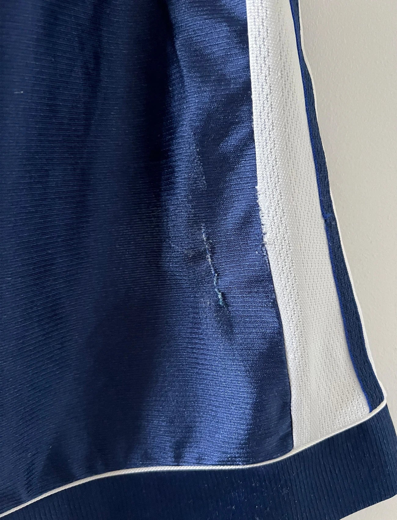Maillot de foot vintage extérieur bleu du real madrid 1998/1999. On peut retrouver l'équipementier Adidas et le sponsor Teka. Il s'agit d'un maillot authentique d'époque.