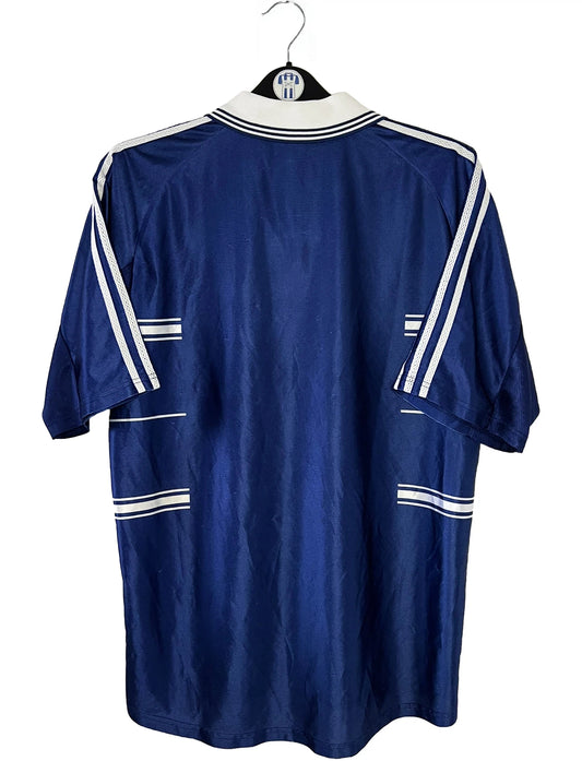 Maillot de foot vintage extérieur bleu du Real Madrid de la saison 1998/1999. On peut retrouver l'équipementier Adidas et le sponsor Teka. Il s'agit d'un maillot authentique d'époque.