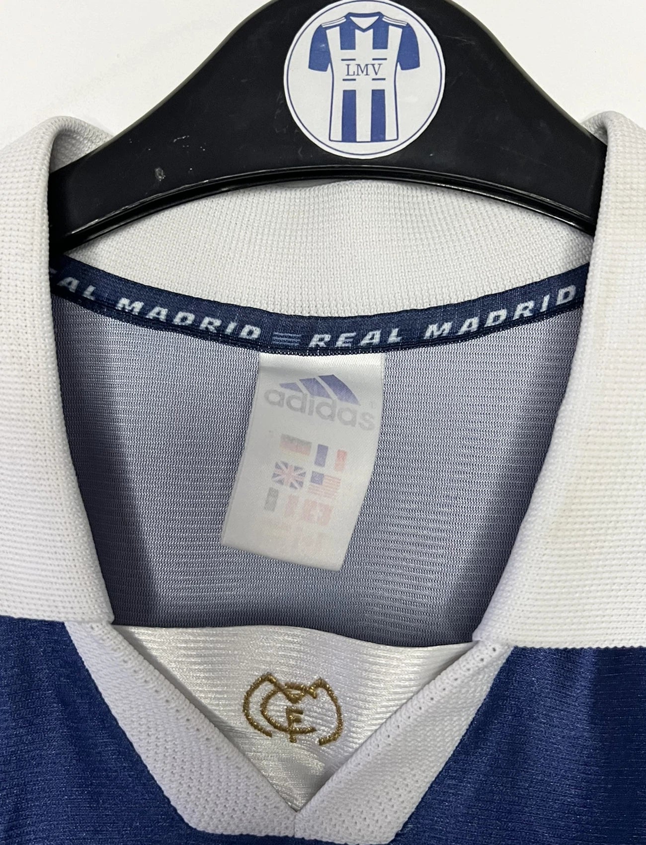 Maillot de foot vintage extérieur bleu du Real Madrid de la saison 1998/1999. On peut retrouver l'équipementier Adidas et le sponsor Teka. Il s'agit d'un maillot authentique d'époque.