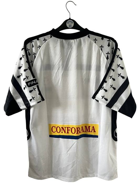 Maillot de foot vintage extérieur blanc et noir du Stade Rennais saison 2002/2003. On peut retrouver l'équimentier Uhlsport et le sponsor Finaref. Il s'agit d'un maillot authentique d'époque.