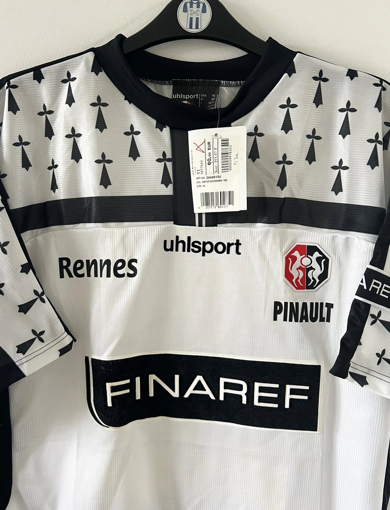Maillot de foot vintage extérieur blanc et noir du Stade Rennais saison 2002/2003. On peut retrouver l'équimentier Uhlsport et le sponsor Finaref. Il s'agit d'un maillot authentique d'époque.