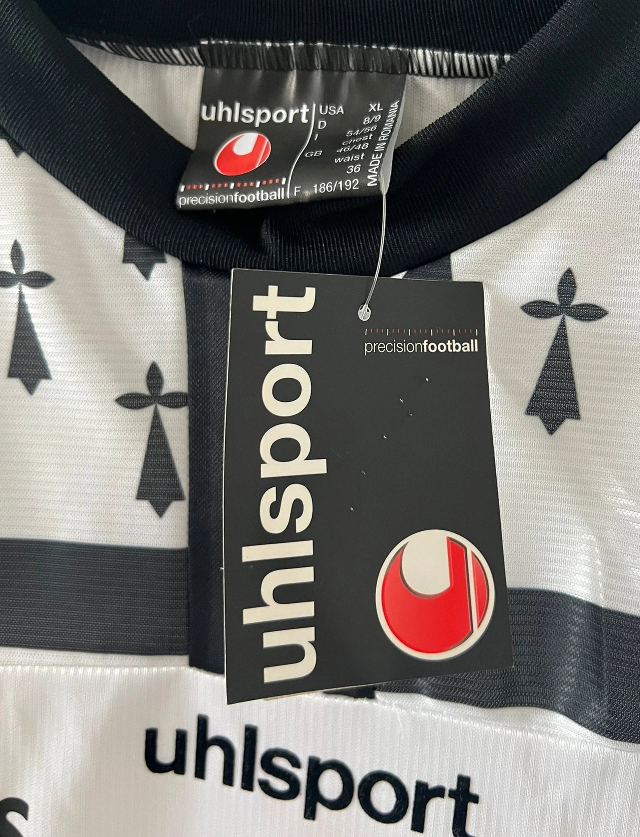 Maillot de foot vintage extérieur blanc et noir du Stade Rennais saison 2002/2003. On peut retrouver l'équimentier Uhlsport et le sponsor Finaref. Il s'agit d'un maillot authentique d'époque.