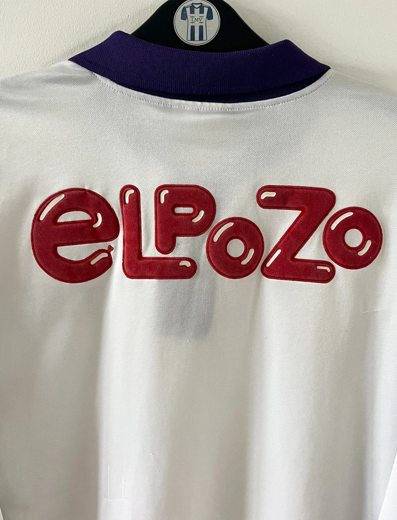Maillot de foot vintage extérieur blanc et violet de Toulouse saison 1994/1995. On peut retrouver l'équipementier Asics et le sponsor Champion. Il s'agit d'un maillot authentique d'époque.