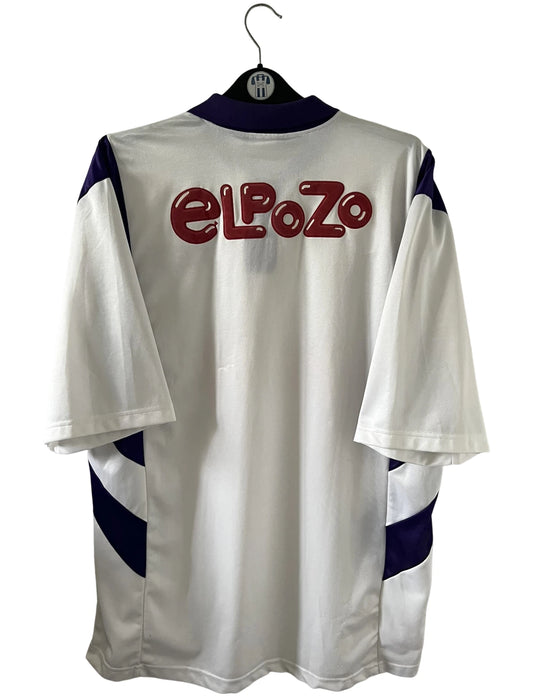 Maillot de foot vintage extérieur blanc et violet de Toulouse saison 1994/1995. On peut retrouver l'équipementier Asics et le sponsor Champion. Il s'agit d'un maillot authentique d'époque.