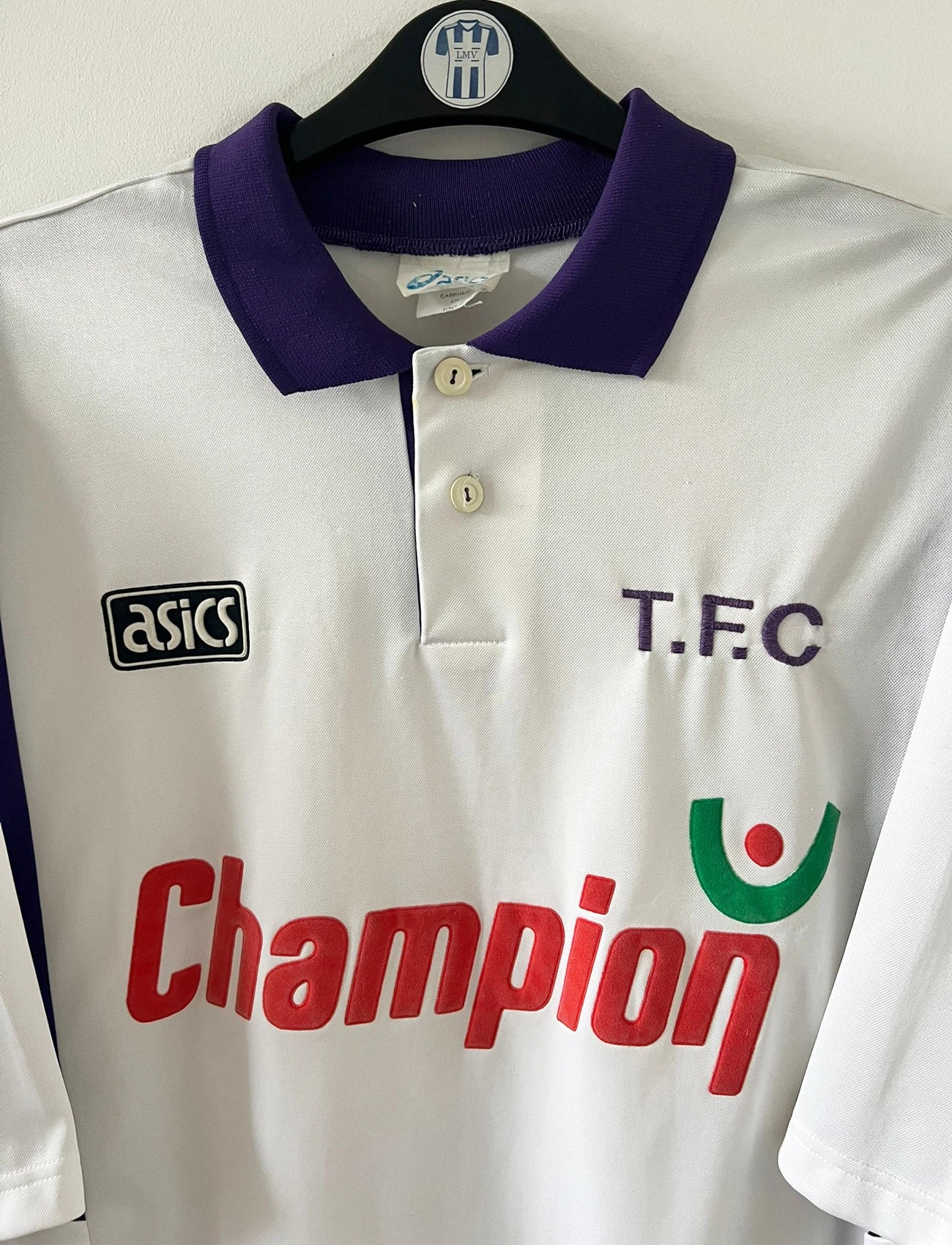 Maillot de foot vintage extérieur blanc et violet de Toulouse saison 1994/1995. On peut retrouver l'équipementier Asics et le sponsor Champion. Il s'agit d'un maillot authentique d'époque.