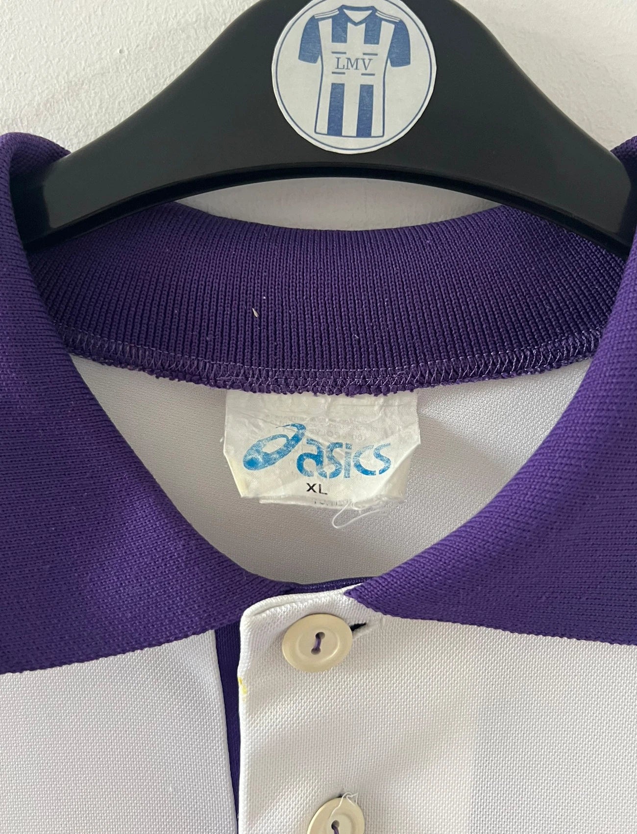 Maillot de foot vintage extérieur blanc et violet de Toulouse saison 1994/1995. On peut retrouver l'équipementier Asics et le sponsor Champion. Il s'agit d'un maillot authentique d'époque.