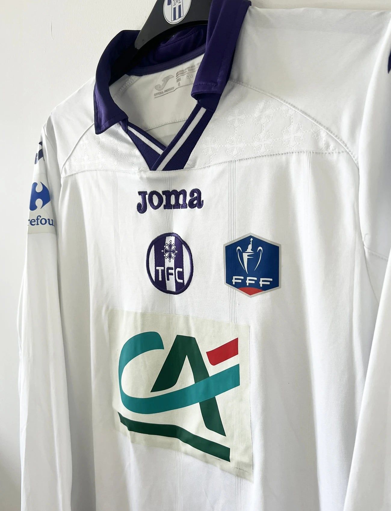 Maillot foot vintage blanc et violet extérieur de toulouse porté en coupe de france lors de la saison 2015/2016. On peut retrouver l'équipementier joma, le sponsor crédit agricole, carrefour, volkswagen et pmu. Le maillot est floqué du numéro 3 jean armel kana biyik. Il s'agit d'un maillot authentique d'époque.