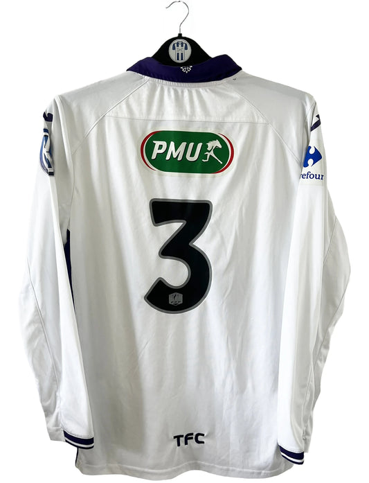 Maillot foot vintage blanc et violet extérieur de toulouse porté en coupe de france lors de la saison 2015/2016. On peut retrouver l'équipementier joma, le sponsor crédit agricole, carrefour, volkswagen et pmu. Le maillot est floqué du numéro 3 jean armel kana biyik. Il s'agit d'un maillot authentique d'époque.