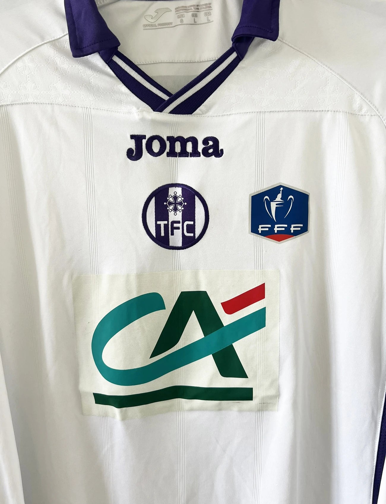 Maillot foot vintage blanc et violet extérieur de toulouse porté en coupe de france lors de la saison 2015/2016. On peut retrouver l'équipementier joma, le sponsor crédit agricole, carrefour, volkswagen et pmu. Le maillot est floqué du numéro 3 jean armel kana biyik. Il s'agit d'un maillot authentique d'époque.