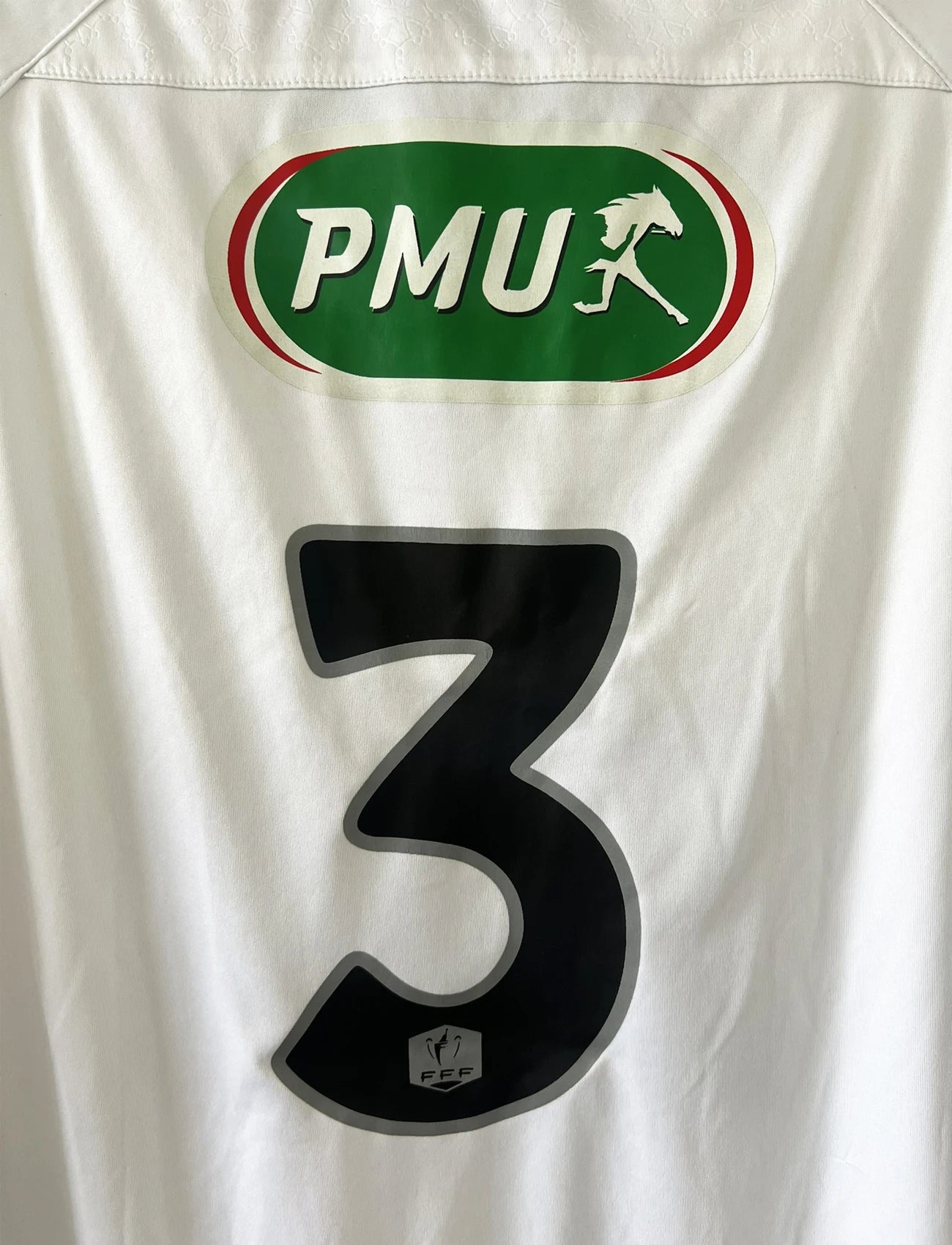 Maillot foot vintage blanc et violet extérieur de toulouse porté en coupe de france lors de la saison 2015/2016. On peut retrouver l'équipementier joma, le sponsor crédit agricole, carrefour, volkswagen et pmu. Le maillot est floqué du numéro 3 jean armel kana biyik. Il s'agit d'un maillot authentique d'époque.